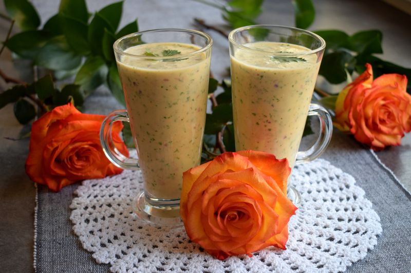 Koktajl nektarynkowo-pietruszkowy na maślance Koktajl nektarynkowo-pietruszkowy na maślance