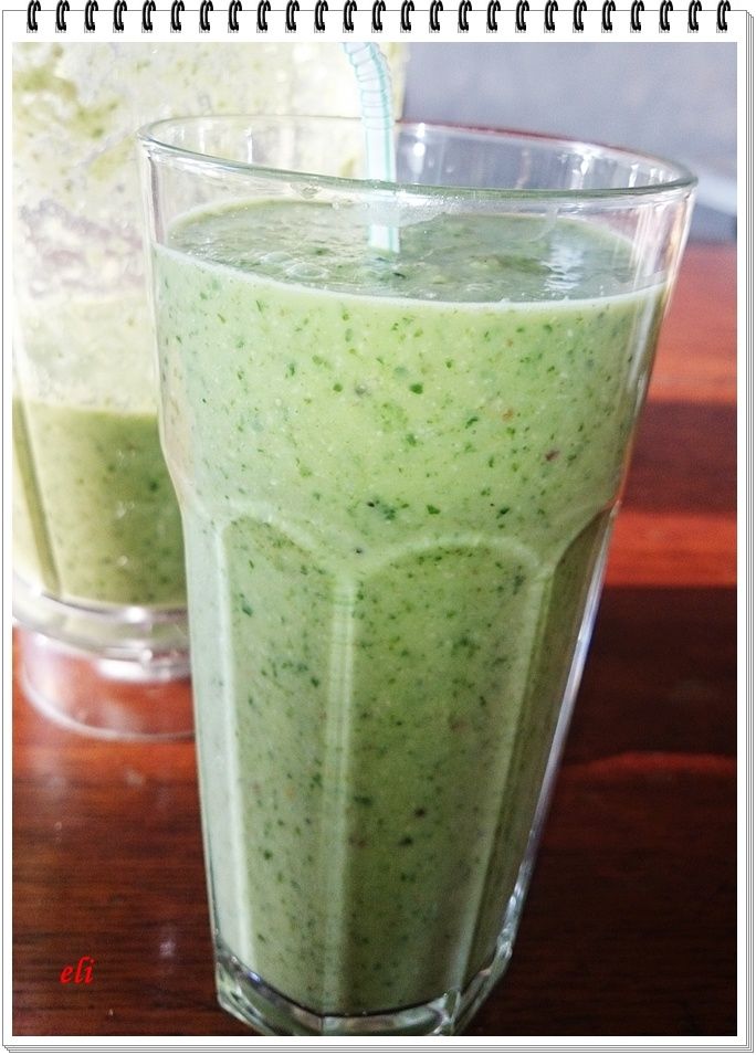 Koktajl owocowy Eli ze szpinakiem i orzechami Koktajl owocowy Eli ze szpinakiem i orzechami