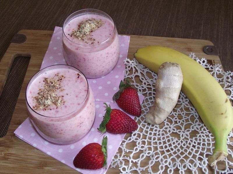 Koktajl owocowy na maślance z imbirem i migdałami  Koktajl owocowy na maślance z imbirem i migdałami