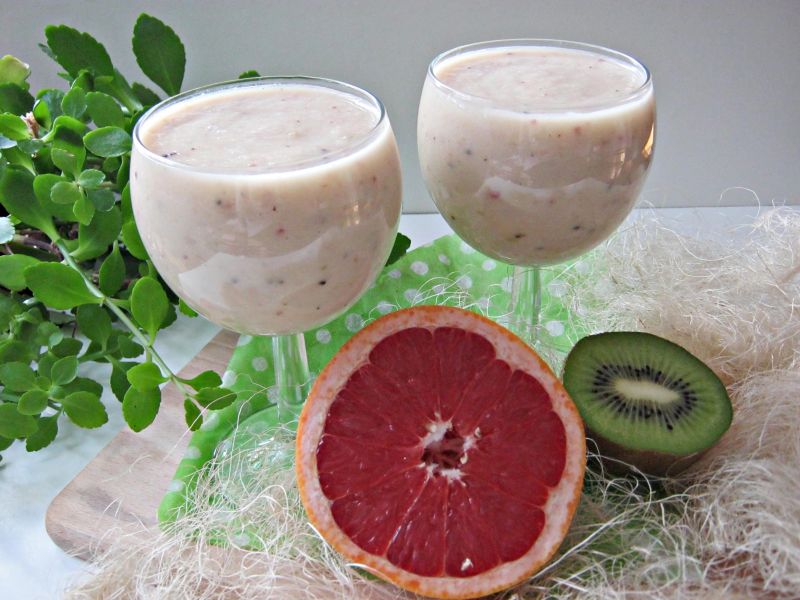 Koktajl owocowy z grejpfrutem i kiwi