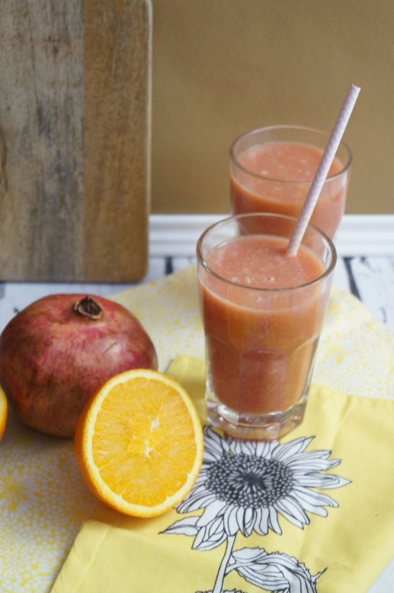 Koktajl pomarańcze granat i banan