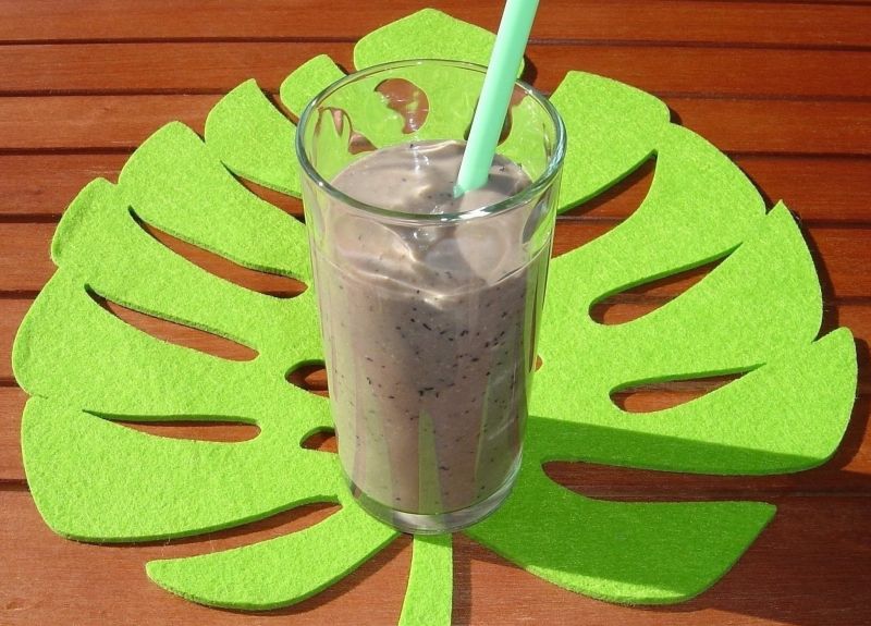 Koktajl ( smoothie ) z jagodami, bananam i awokado Koktajl ( smoothie ) z jagodami, bananam i awokado