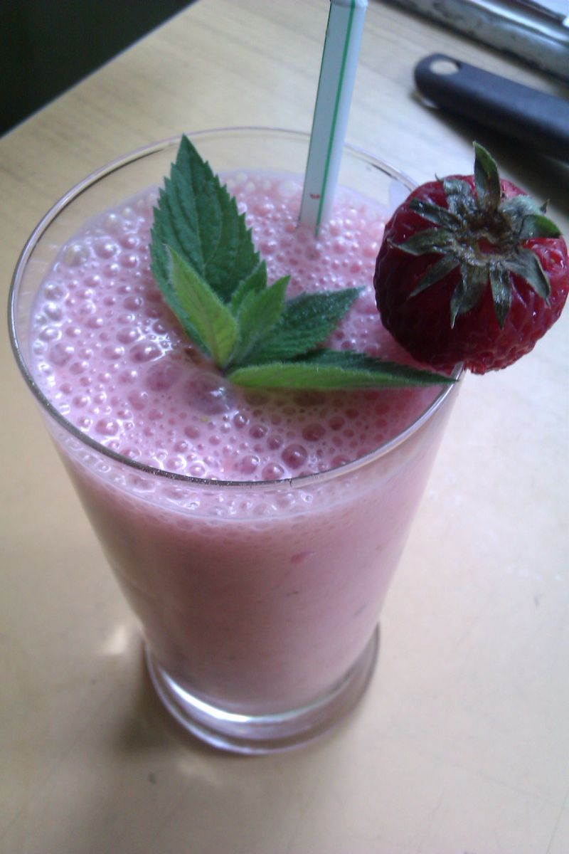 Koktajl truskawkowo-borówkowy z miętą Koktajl truskawkowo-borówkowy z miętą