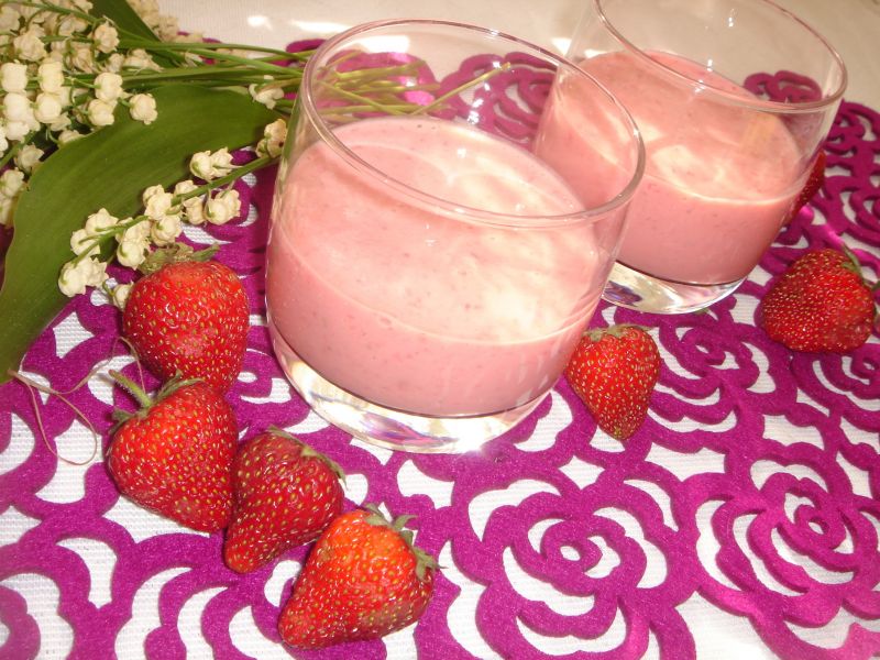 Koktajl truskawkowo pomarańczowy na maślance