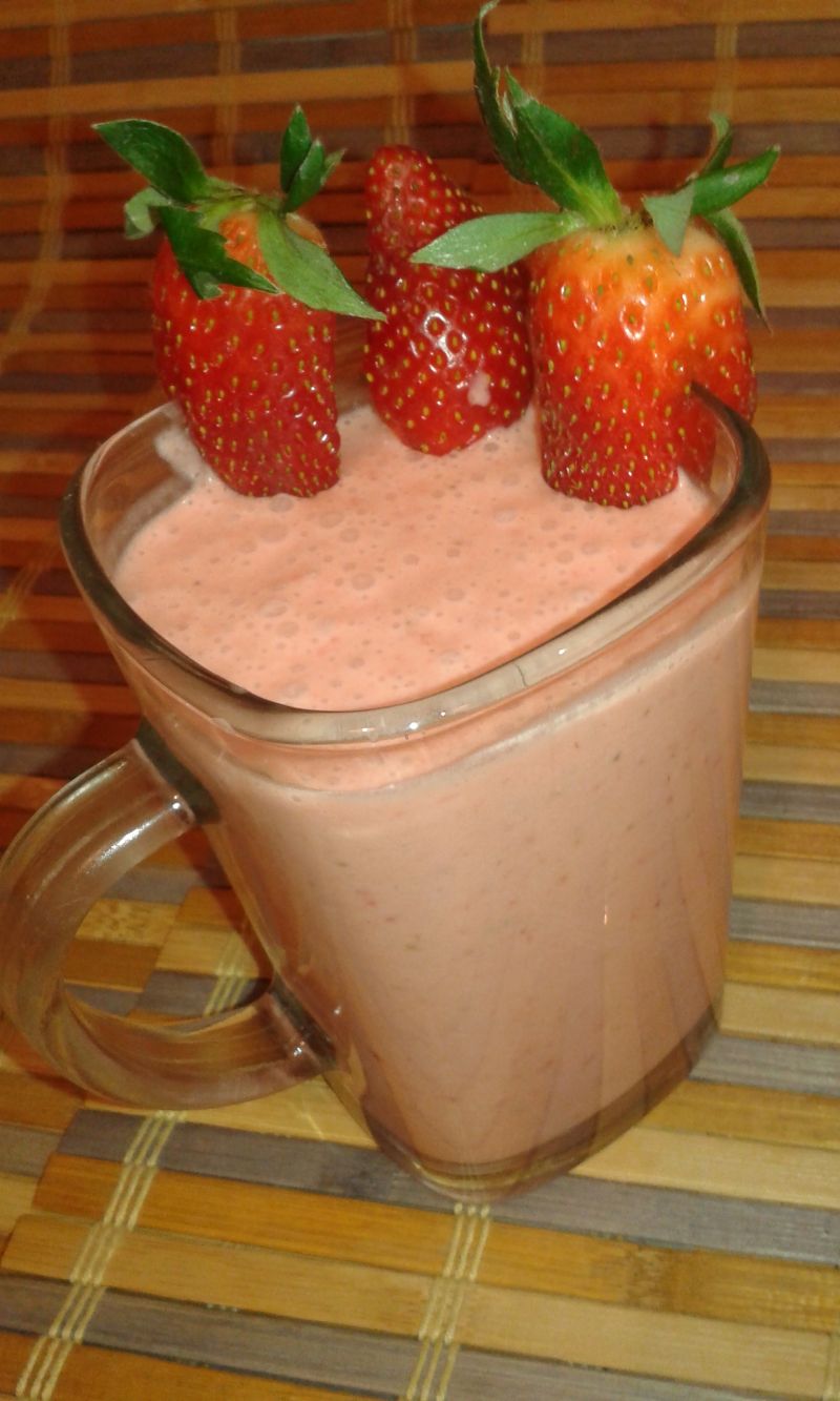 Koktajl truskawkowy na jogurcie naturalnym