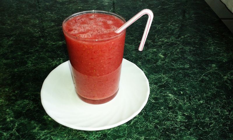 Koktajl truskawkowy z arbuzem i bananem