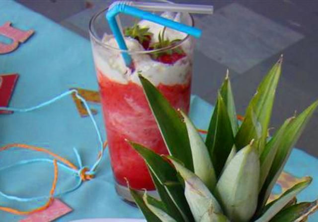 Koktajl truskawkowy z bitą śmietaną Koktajl truskawkowy z bitą śmietaną