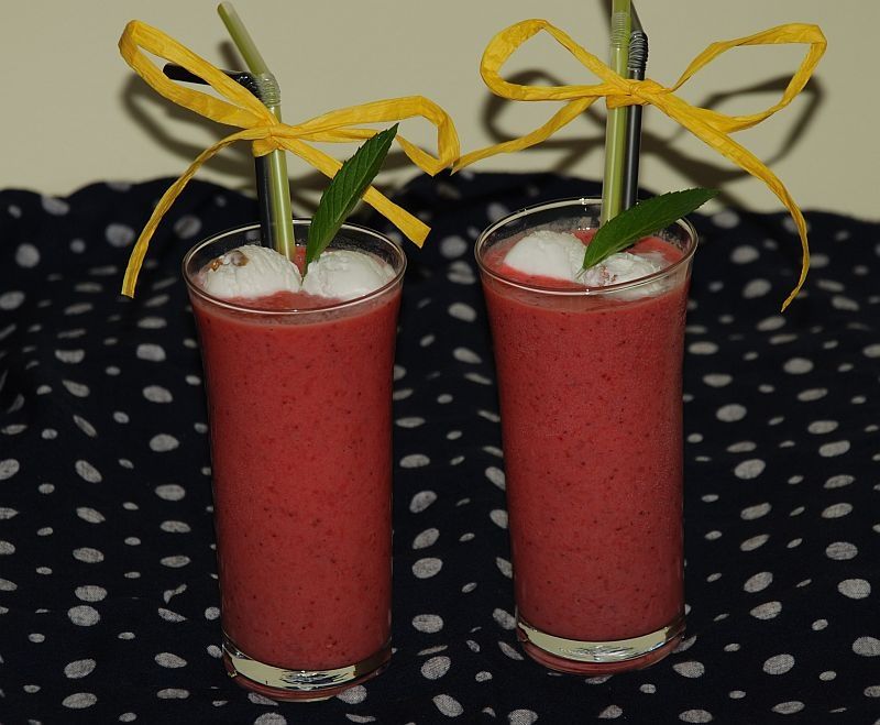 Koktajl truskawkowy z kuleczkami lodów