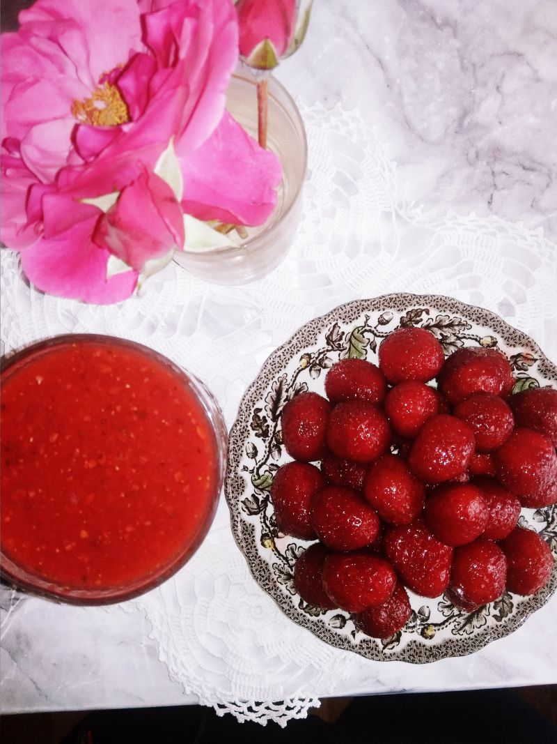 Koktajl truskawkowy z kurdybankiem i siemieniem.