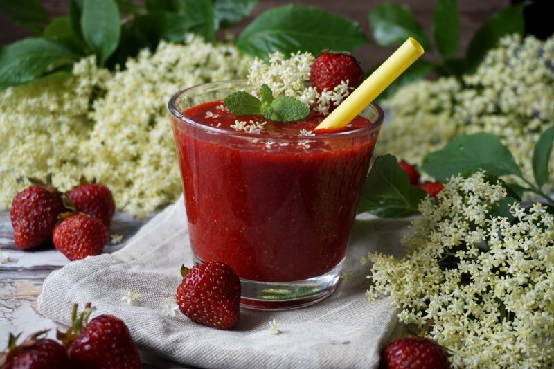 Koktajl truskawkowy z kwiatami bzu