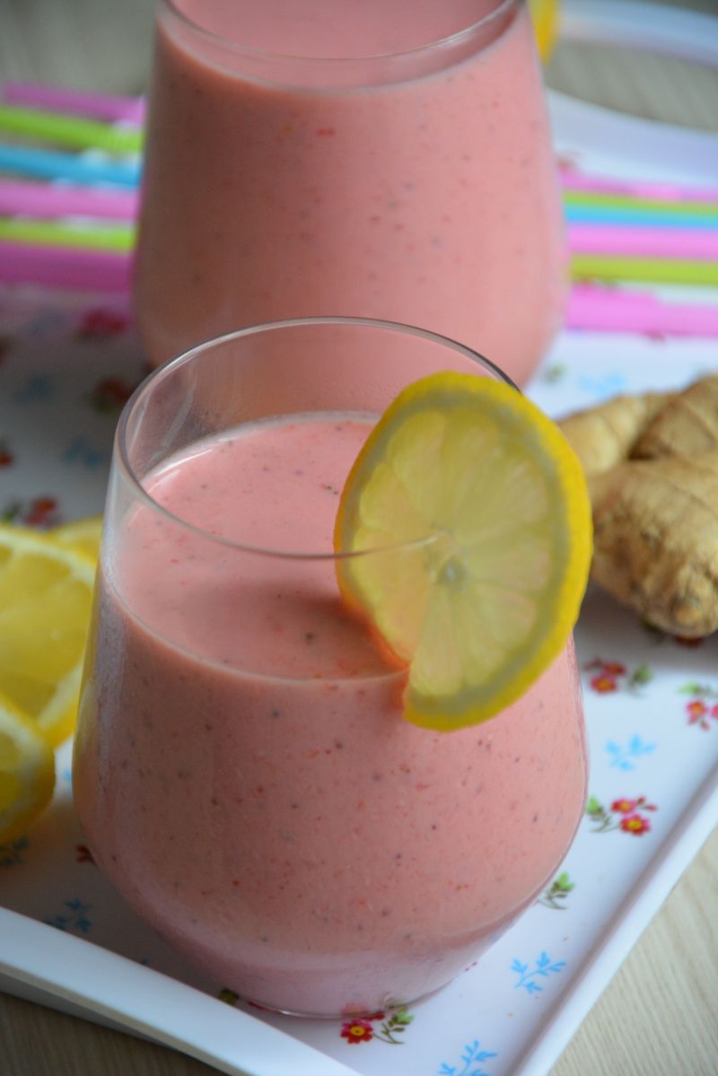 Koktajl truskawkowy z mango i imbirem na kefirze