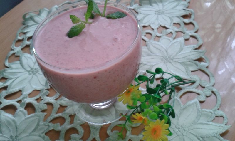 Koktajl truskawkowy z miodem i sokiem malinowym