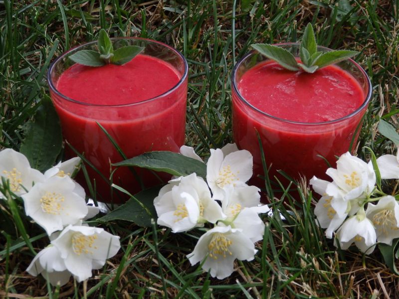 Koktajl truskawkowy z nutą mięty