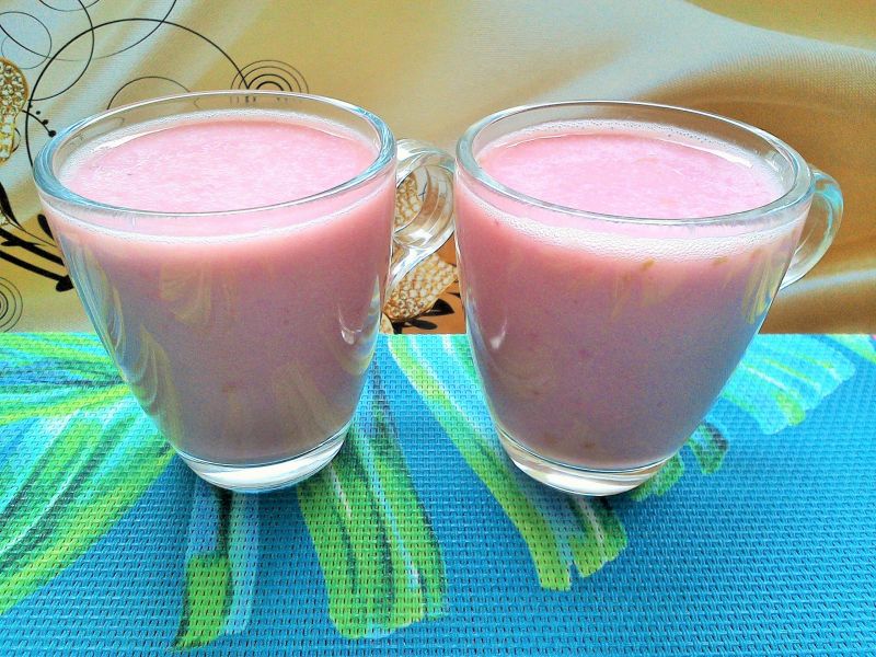 Koktajl truskawkowy z płatkami owsianymi  