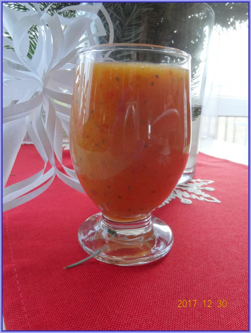 Koktajl w kolorze pomarańczowym z chia