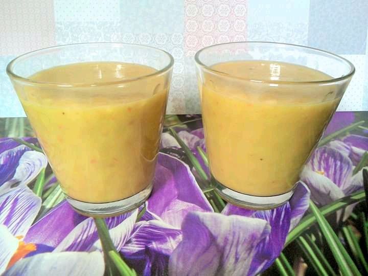 Koktajl z awokado, brzoskwini, banana Koktajl z awokado, brzoskwini, banana