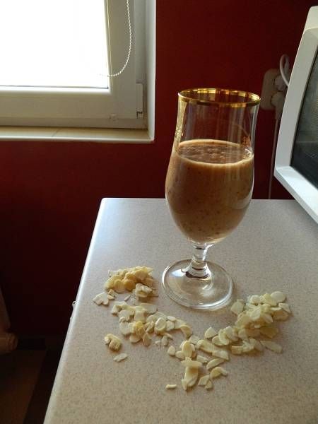 Koktajl z banana i czereśni z płatkami migdałowymi