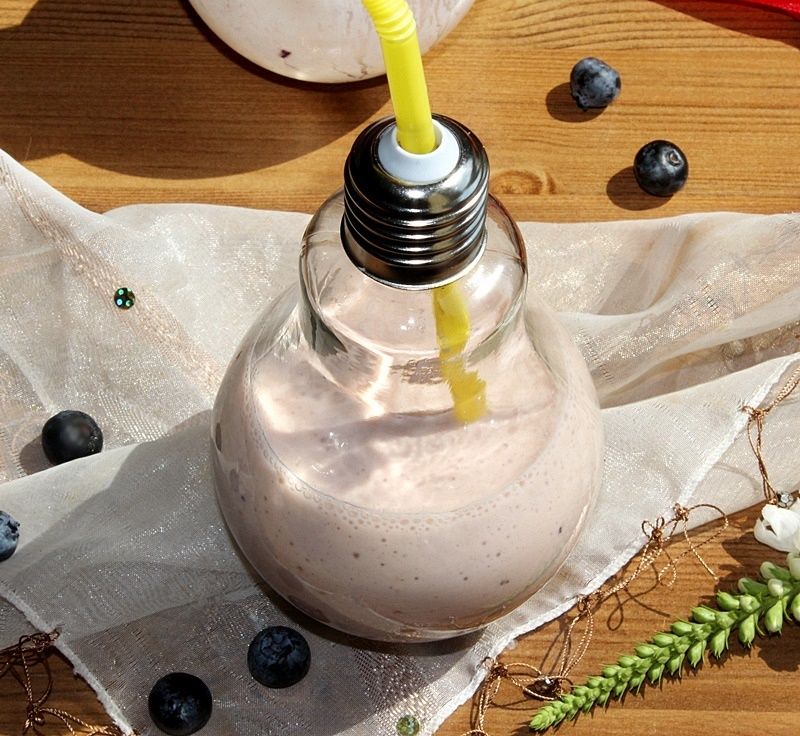 Koktajl z bananem, borówkami i jagodami camu camu 