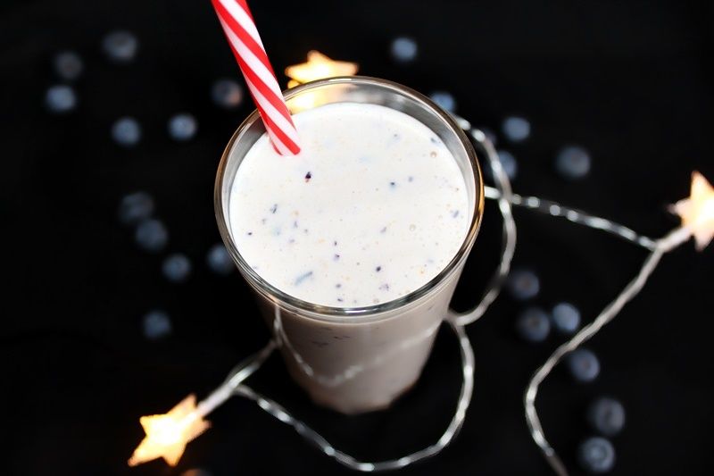 Koktajl z bananem, borówkami i masłem orzechowym