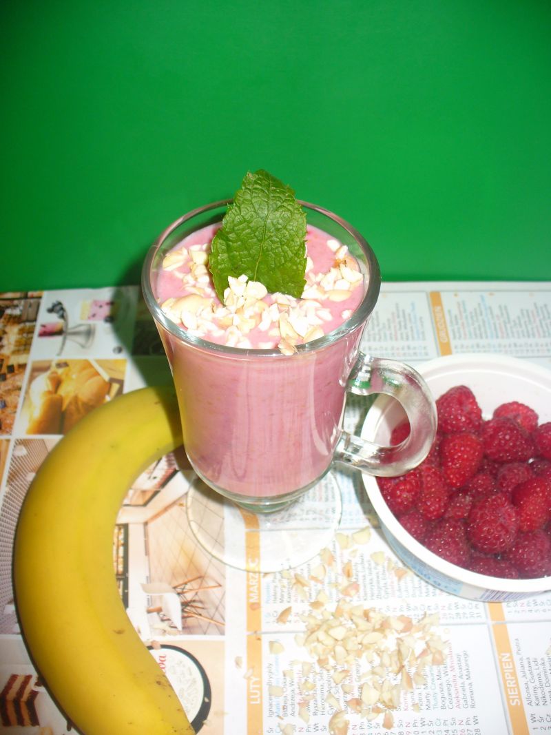 Koktajl z bananem, malinami na kefirze z orzechami
