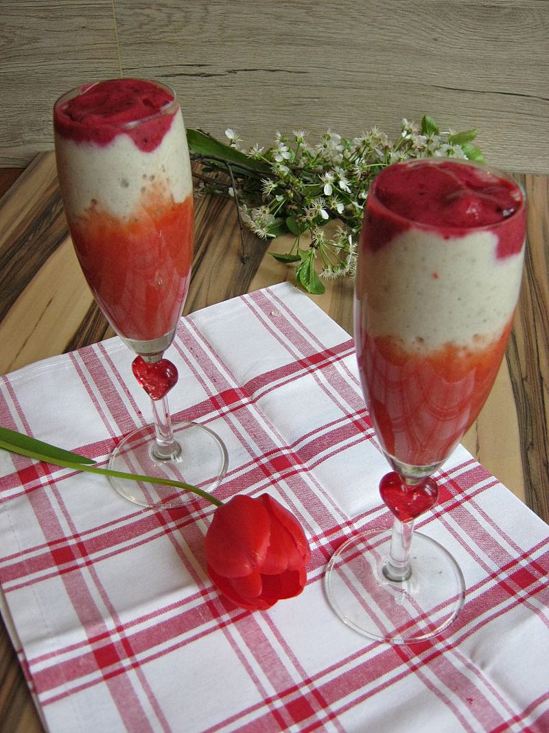 Koktajl z bananem, truskawkami i malinowym musem 