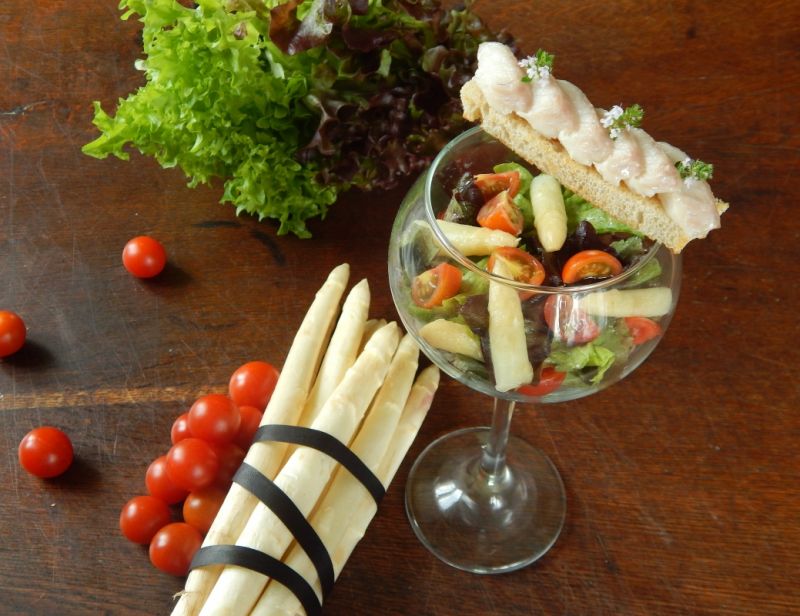 Koktajl z białych szparagów z wędzonym węgorzem