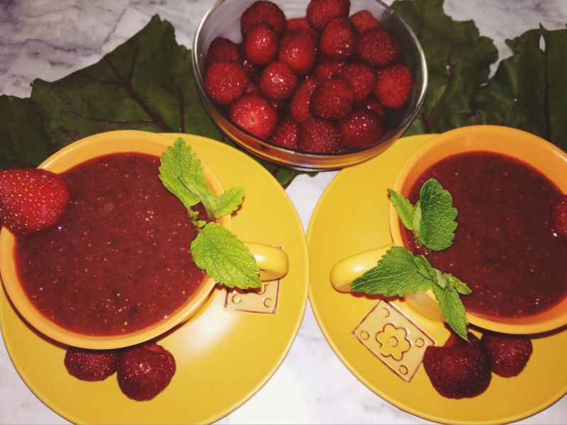 Koktajl z botwinki, świeżych truskawek miodu. Koktajl z botwinki, świeżych truskawek miodu.