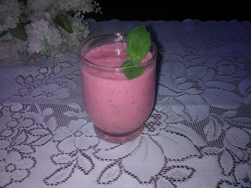 Koktajl z czerwonej porzeczki z miętą Koktajl z czerwonej porzeczki z miętą