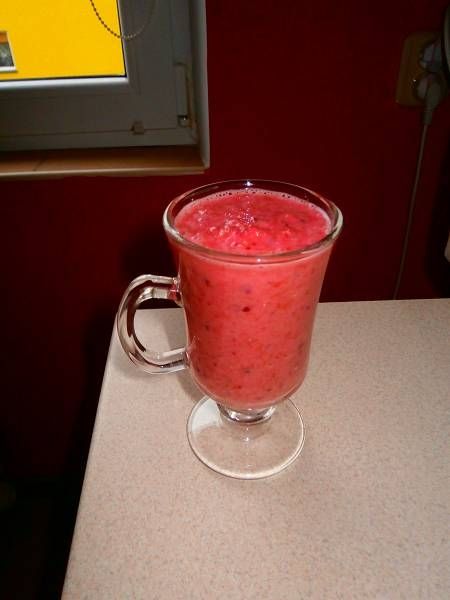 Koktajl z grejpfruta granatu i suszonej żurawiny 