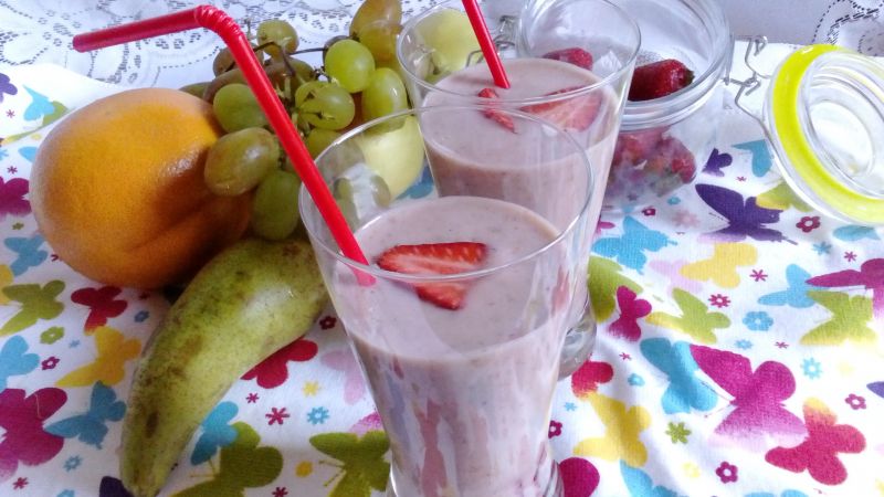 Koktajl z grillowanej gruszki i truskawek Koktajl z grillowanej gruszki i truskawek