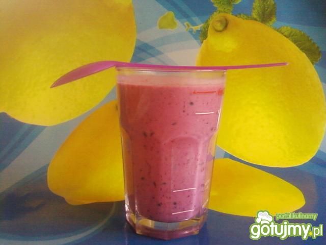 Koktajl z jagód i otrębów.