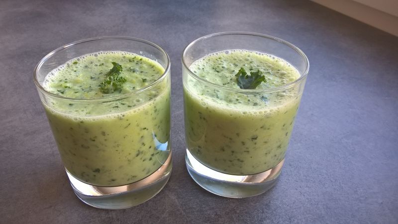 Koktajl z jarmużem i jabłkiem na maślance Koktajl z jarmużem i jabłkiem na maślance