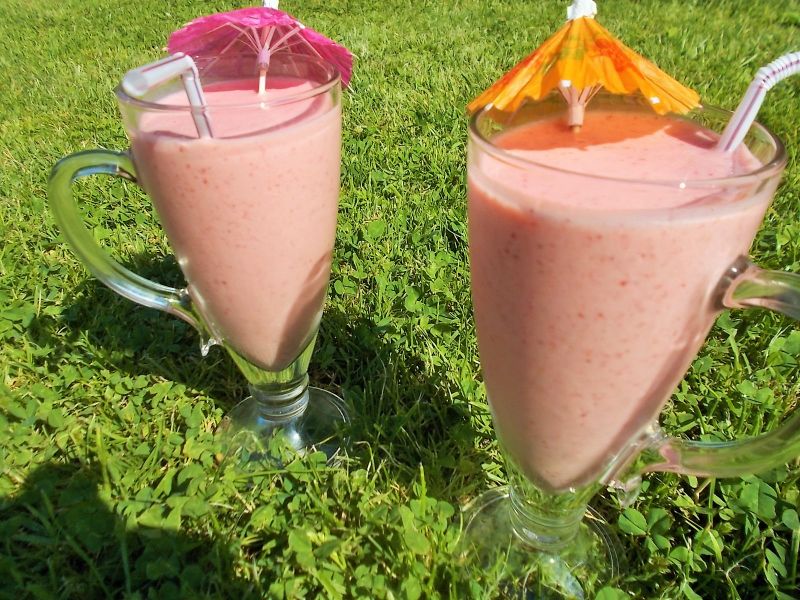 Koktajl z malin, bananów i mrożonych lodów Koktajl z malin, bananów i mrożonych lodów