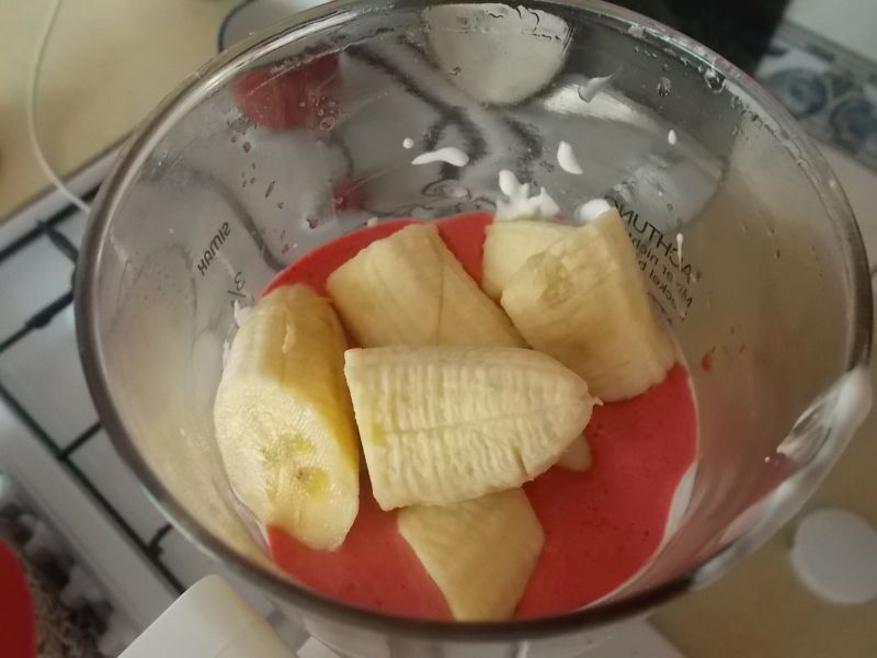 Koktajl z malin, bananów i mrożonych lodów