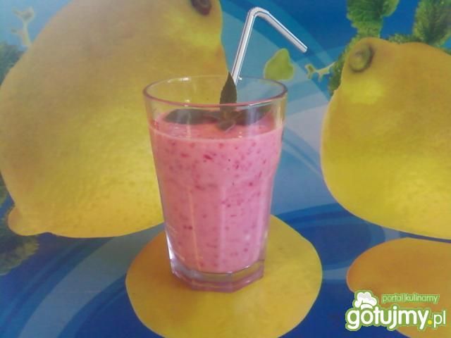 Koktajl z malin i mrożonego mleka.