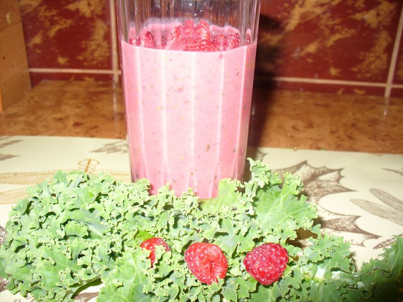 Koktajl z malinami i jarmużem