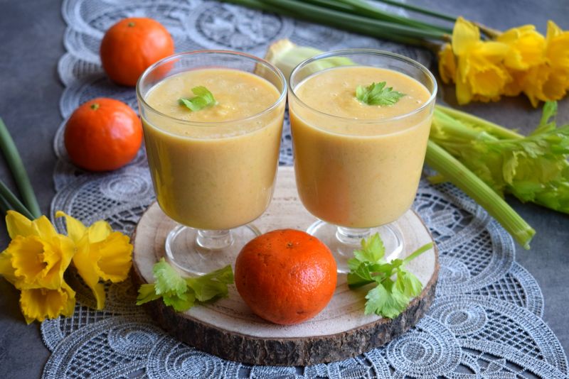 Koktajl z mandarynek, selera naciowego i jabłek