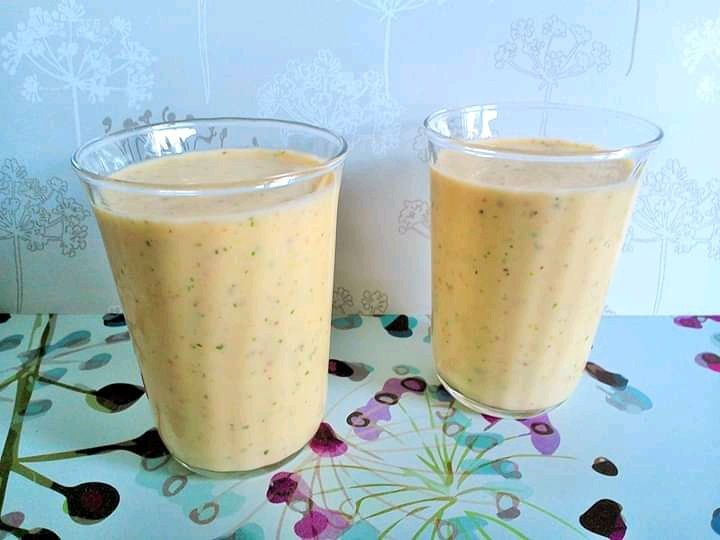 Koktajl z mango na kefirze z natką pietruszki Koktajl z mango na kefirze z natką pietruszki
