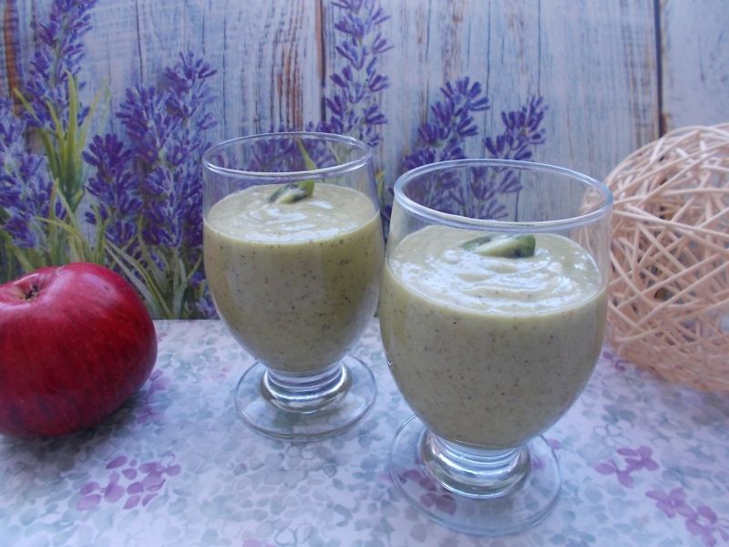 Koktajl z matcha i mini kiwi Koktajl z matcha i mini kiwi