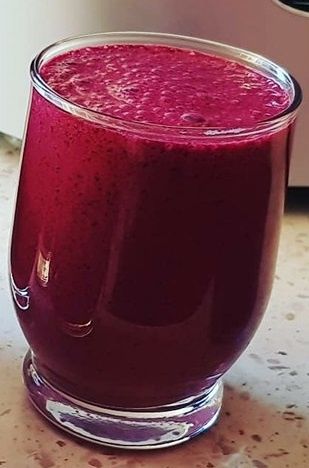 Koktajl z mrożonych malin i listki mięty Koktajl z mrożonych malin i listki mięty