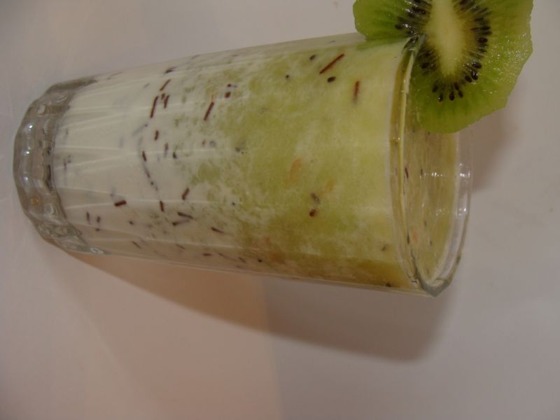 Koktajl z owocami kiwi Koktajl z owocami kiwi