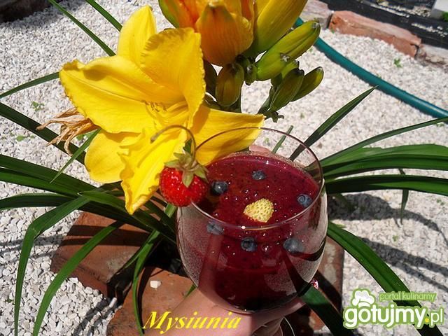 Koktajl z owoców leśnych i truskawek Koktajl z owoców leśnych i truskawek