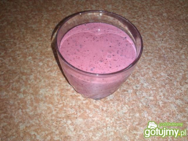 Koktajl z owoców leśnych z nutą cynamonu