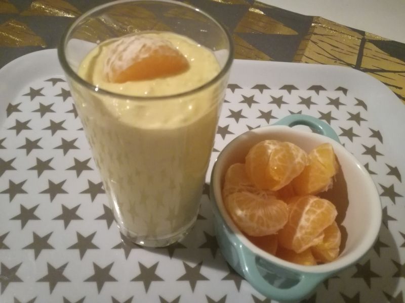 Koktajl z płatkami owsianymi, mango i mndarynkami Koktajl z płatkami owsianymi, mango i mndarynkami