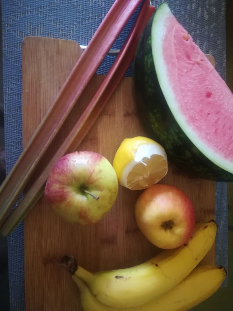 Koktajl z pokrzywy i owoców