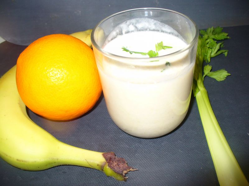Koktajl z pomarańczą,selerem naciowym oraz bananem
