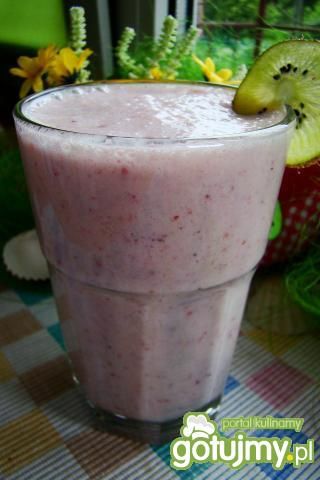 Koktajl z poziomkami ,truskawkami i kiwi