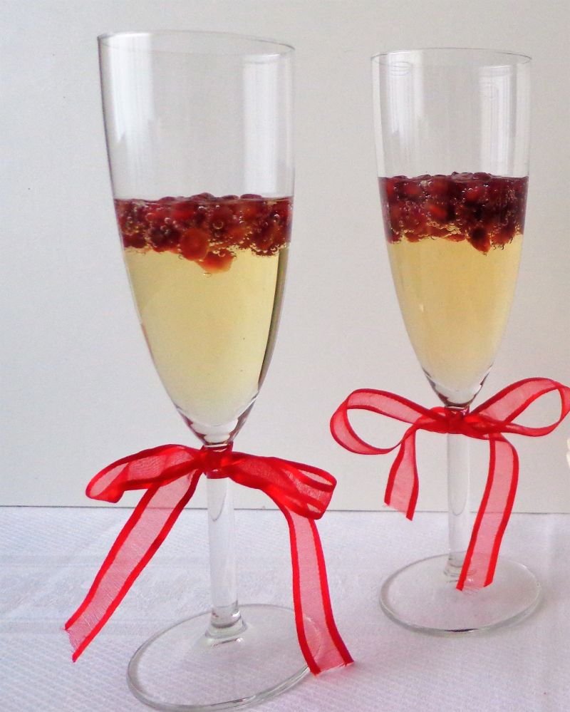 Koktajl z szampana, soku z pomarańczy i granatu