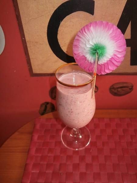 Koktajl z truskawek i banana z musli Koktajl z truskawek i banana z musli