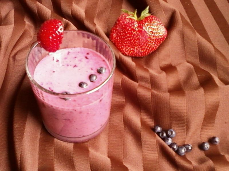 Koktajl z truskawek i borówek czernic